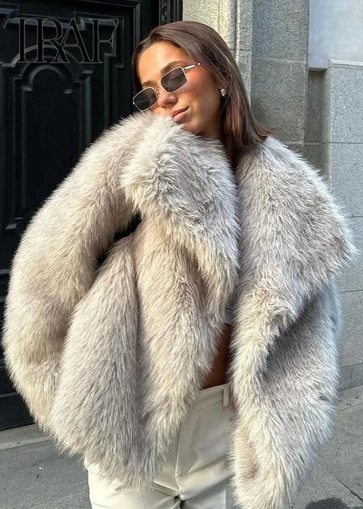 DIOLA - Luxurious Faux Fur Coat for a Chic Winter Look